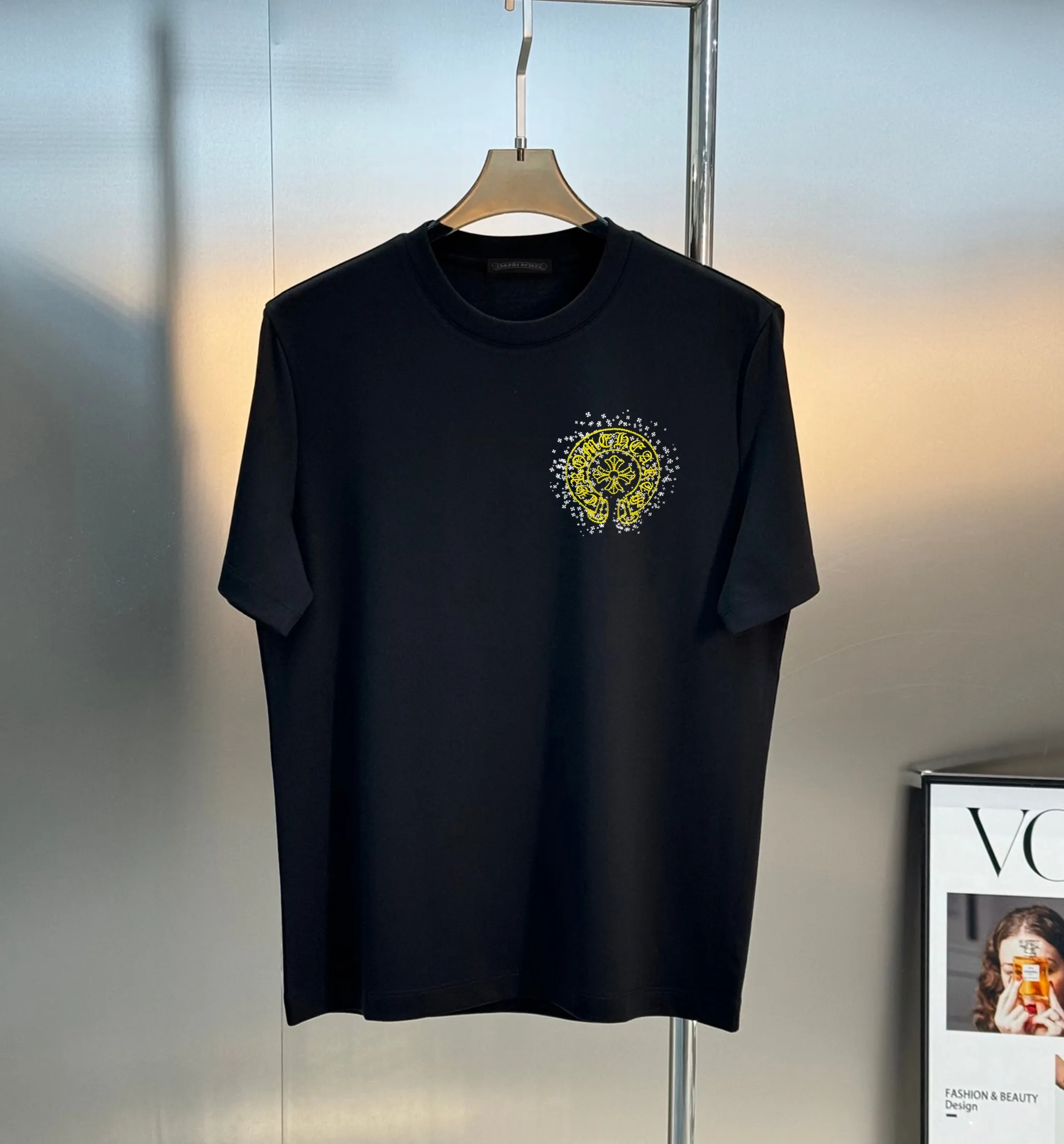 🅿️190 Year-round large supply, Croxin🔥🔥4050 new spring and summer fashionable round neck short sleeves👍high-end customization and versatile styles! It is more practical and can be easily controlled by anyone 🔥Made from 95% cotton + 5% Tencel 🔥fabric, it feels very nice, does not cause pilling, and does not deform. It is luxurious and classic 🐮logo design, very classy 👍A must buy for those who know the goods! The cut is a loose fit, suitable for both men and women! It shows your aura and also highlights your sophistication. This is its uniqueness. The effect on the upper body is very good. Size: S-XXL ⚠️Reference (model trying on, height 173cm, weight 145kg, wearing size L), can wear up to 200kg.